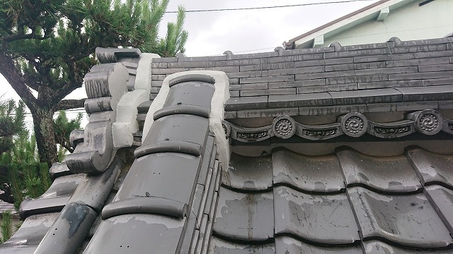 鬼瓦廻り、棟取り合い漆喰の塗り直し完了です。